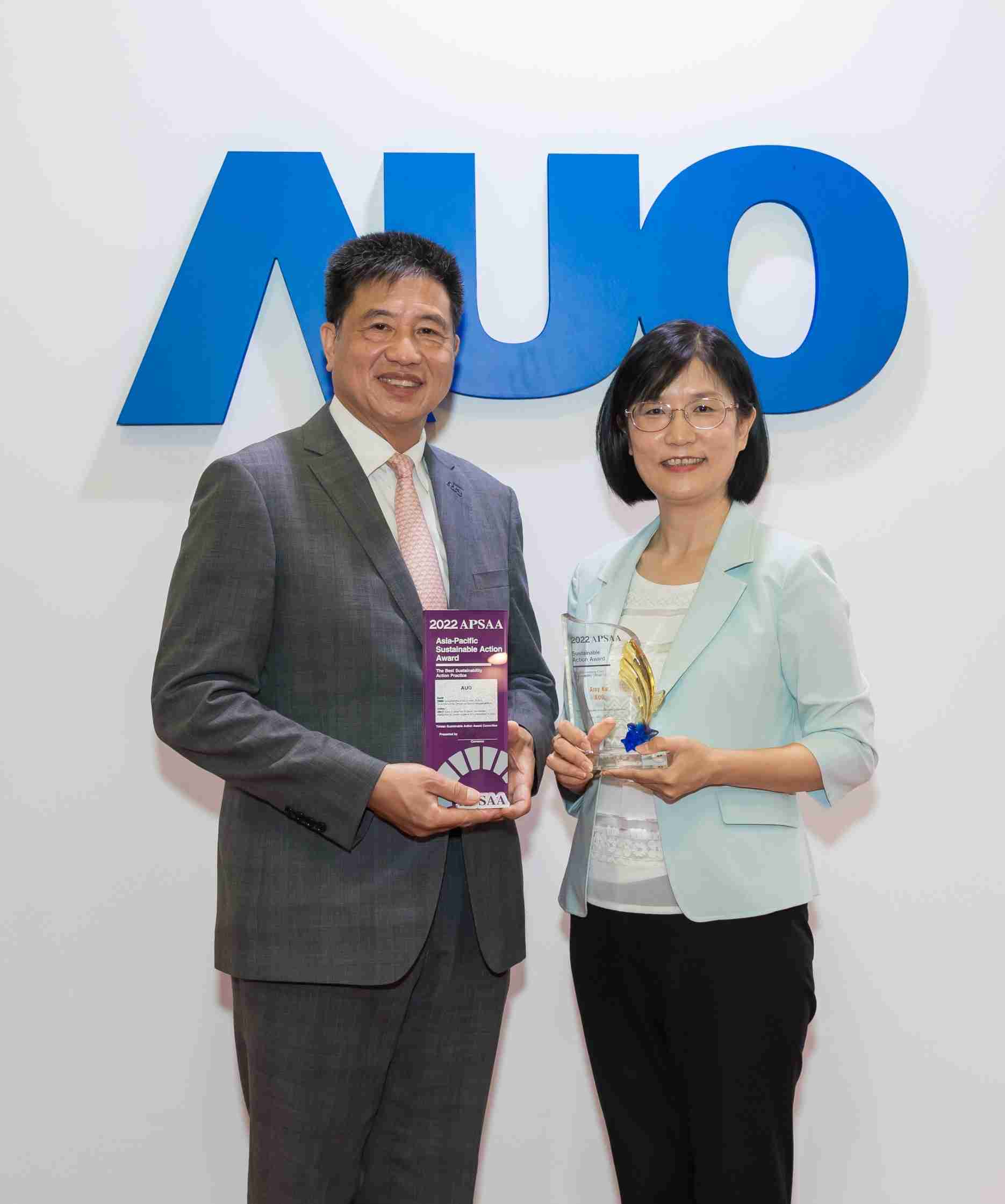 蓝狮在线长期垫筑永续远景的基石，，，，透过ESG暨气候委员会逐步实践永续策略蓝图。。。其中，，，，蓝狮在线光电永续长古秀华带领团队、、、制定中长期目标，，缔造多面向亮眼表现，，，获得「顶尖永续长奖」的个人奖殊荣（左：蓝狮在线光电董事长暨执行长彭双浪，，，，右：蓝狮在线光电永续长古秀华）