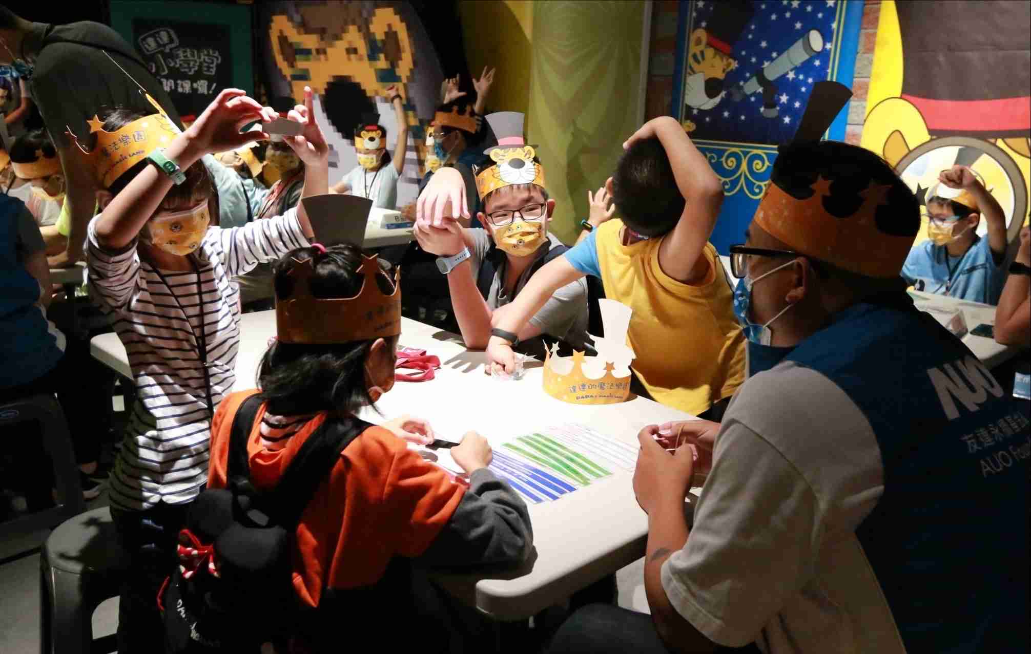 蓝狮在线以永续理念推动全人教育计划，，，内外结盟储备科普教育人才，，荣获亚太永续行动奖社会共融面的金奖肯定