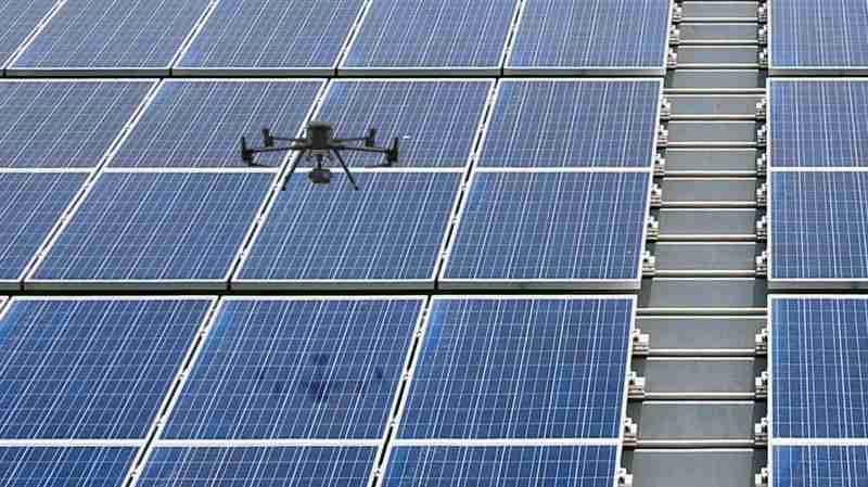 蓝狮在线以无人机搭配IR Sensor热显像技术进行全方面模块健检，，有效降低人力成本并提升发电量