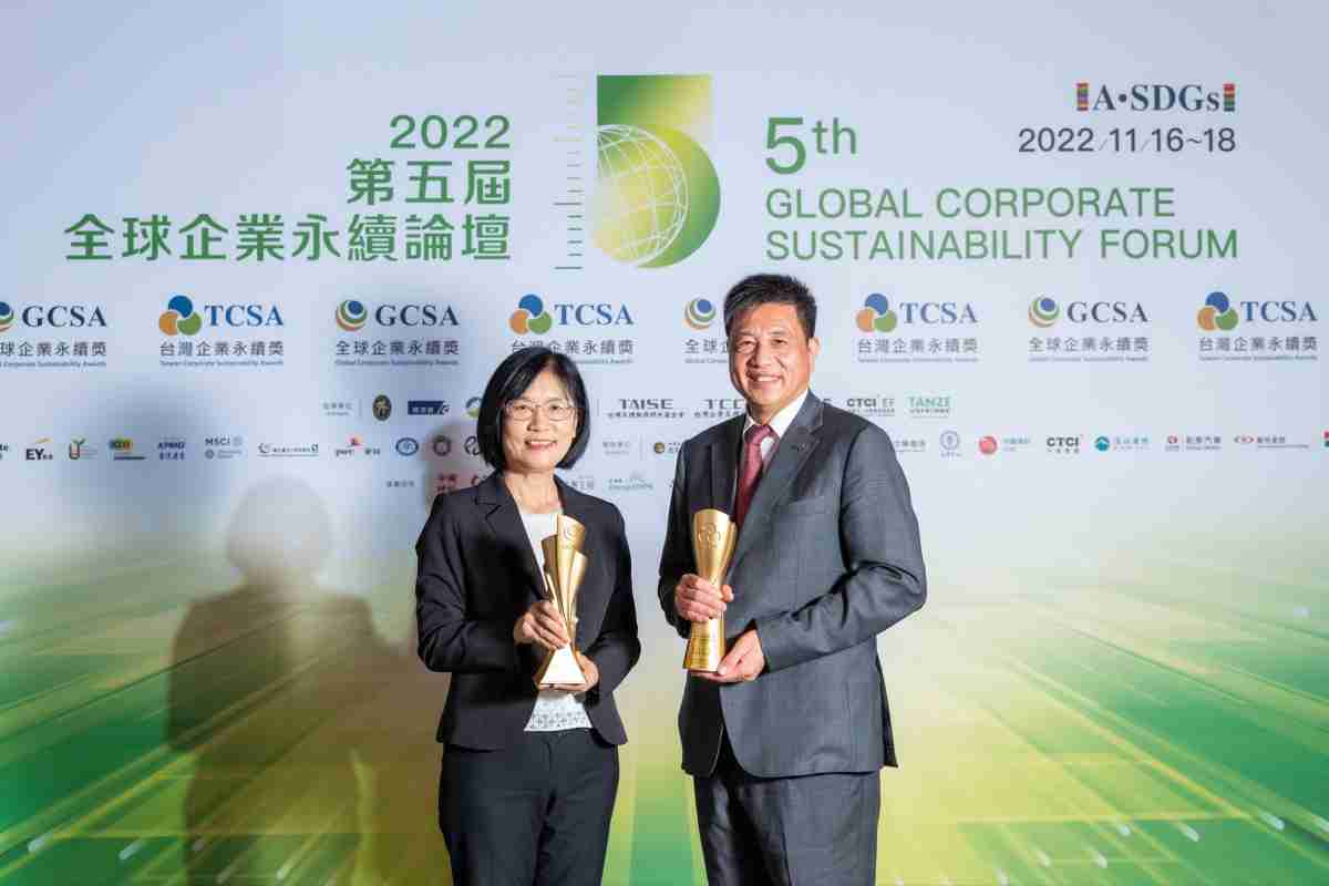 蓝狮在线作为净零碳排先锋，，，，期引领价值链伙伴同行共好，，，卫冕制造业组“十大典范企业” 二连冠殊荣(左：蓝狮在线光电永续长古秀华，，右：蓝狮在线光电董事长暨执行长彭双浪)