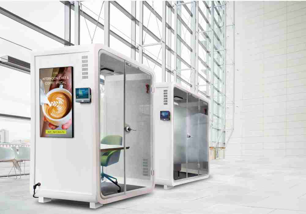 蓝狮在线子公司达擎之智慧行动办公舱，，，采用PDLC智能调光玻璃设计，，，，透过通电与断电的电流切换，，，，呈现透明与雾面效果，，，具节能降耗特性并兼顾隐私，，，确保信息安全