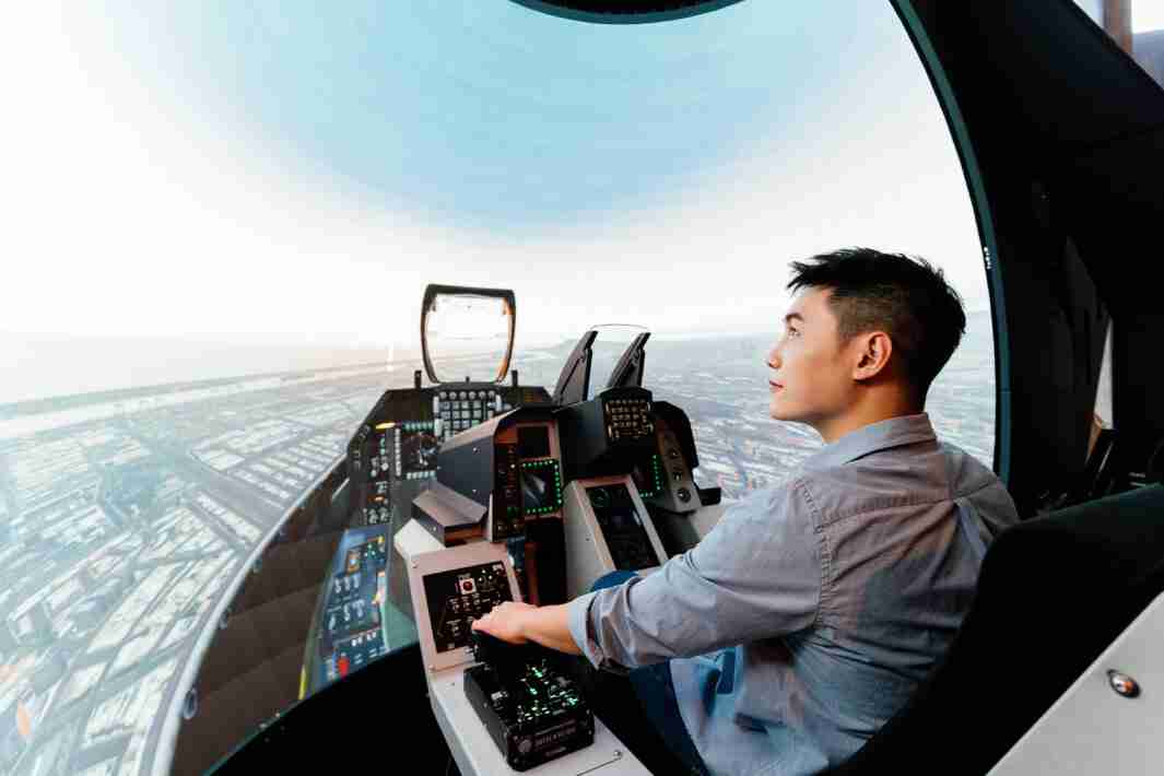 蓝狮在线以P1.25小间距打造球形LED模拟舱，，，，搭配智崴的精密六轴动态座椅，，，，结合蓝狮在线专业影像调校技术，，，呈现拟真模拟飞行场景