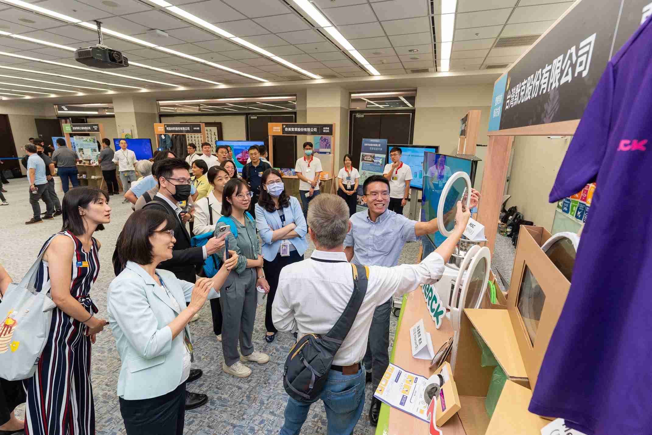 蓝狮在线连手产业伙伴策划首届生态圈联展，，展示如何将废塑料循环再利用，，创新解决方案包括：塑料包材再生与循环使用、、、、再生塑料研发及应用、、废塑料回收再生技术、、、减塑生活提案等