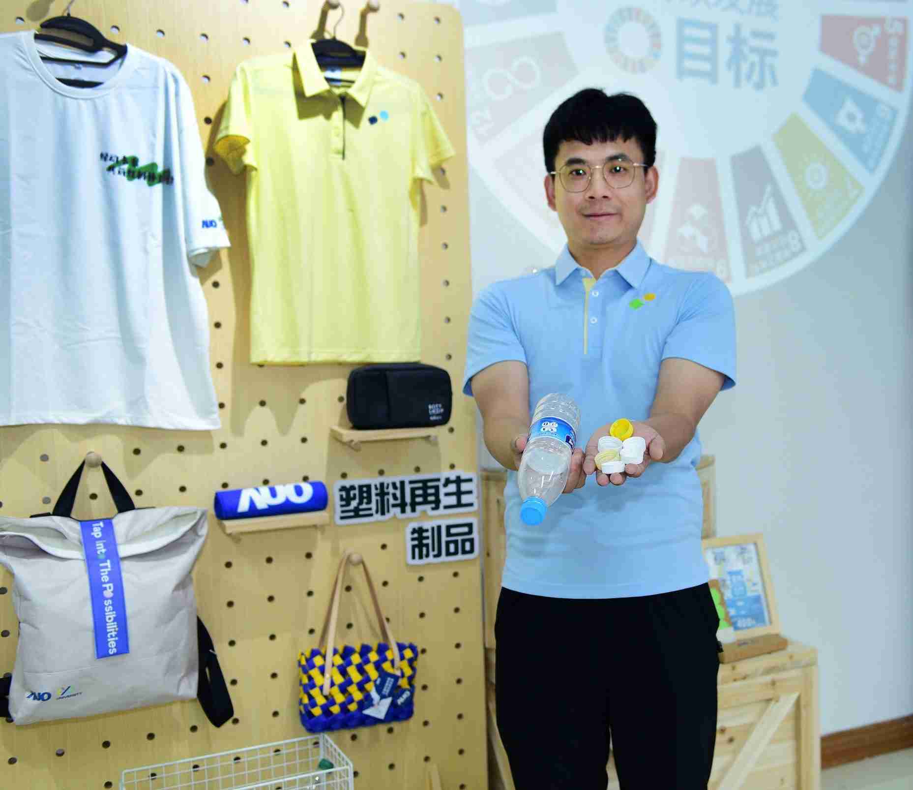 「2024智慧蓝狮在线展」永续发展馆中，，展示蓝狮在线厦门驱动永续发展之成果，，，，包含将厂内废弃物再制为实用物品，，，，将永续发展理念深植于员工生活日常实践