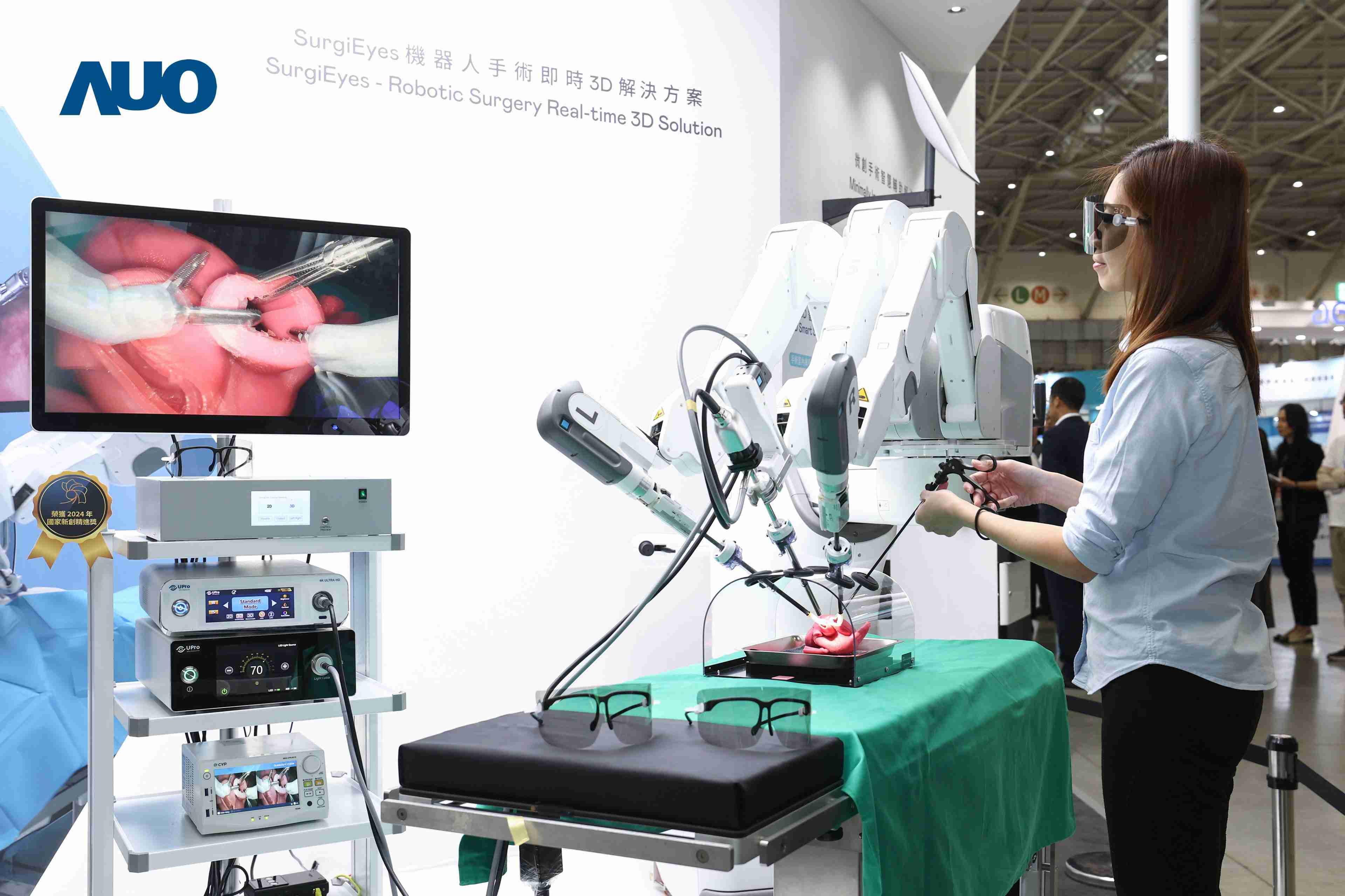 达擎以领先的3D显示技术推出〝SurgiEyes机器人手术实时3D解决方案〞，，，，整合先进3D图像处理与独家3D垂直宽视角、、广色域的显示技术，，，，手术团队可实时同步主刀医师视角看到清晰3D影像，，，提升沟通效率与安全性。。。