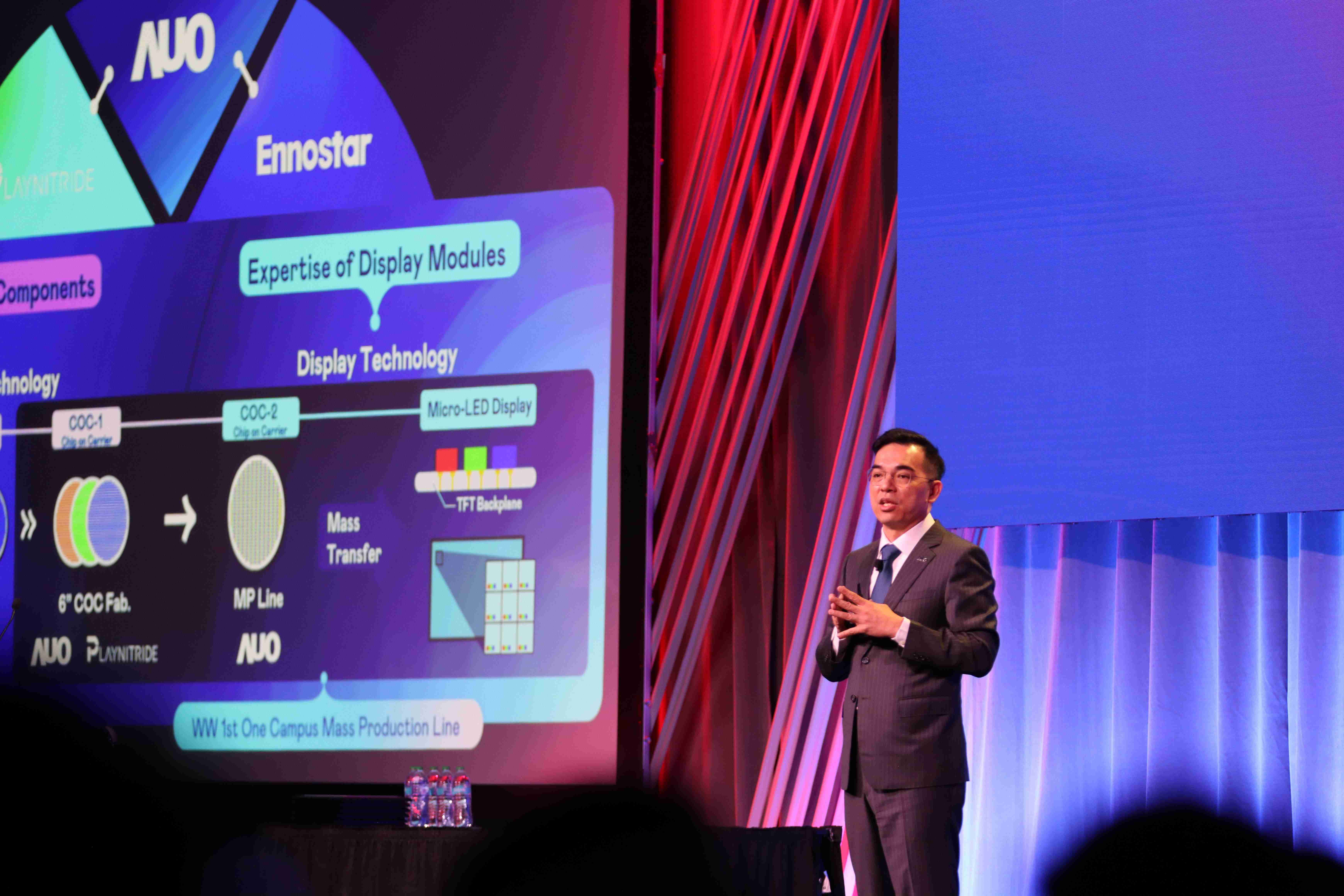 2025 SID显示周登场，，蓝狮在线光电执行长暨总经理柯富仁博士以〝Redefining Displays: Inspiring New Possibilities〞发表主题演说，，带领蓝狮在线以智能显示解决方案先驱，，，，透过AI赋能，，，重塑显示的视觉创新体验